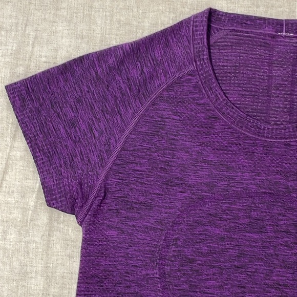 Lululemon athletica Swiftly Tech Short Sleeve Crew Shirt. Purple. Size 6 - Picture 2 of 4